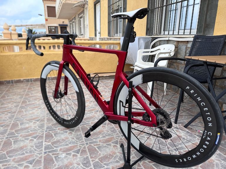 Used Canyon Aeroad CF SLX 8 Di2 Speed 2025 2025 Road & Gravel — image 5 of 8