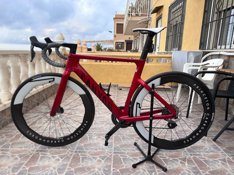 Used Canyon Aeroad CF SLX 8 Di2 Speed 2025 2025 Road & Gravel — image 2 of 8