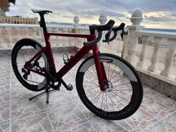 Used Canyon Aeroad CF SLX 8 Di2 Speed 2025 2025 Road & Gravel — image 4 of 8