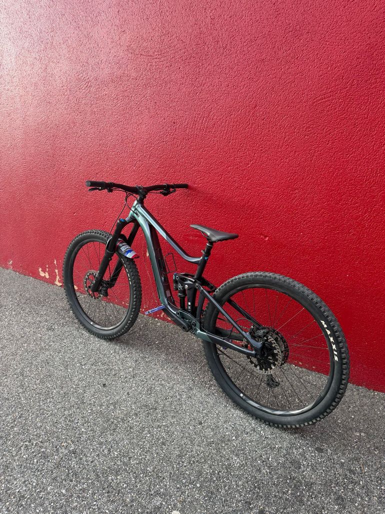 Used Giant Reign 1 2024 2024 Mountainbike, Light Gray, 27.5 — image 1 of 4