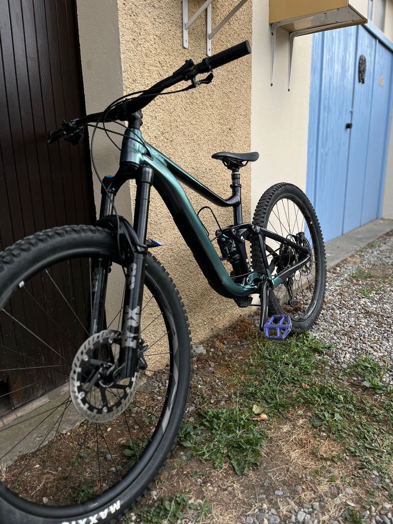 Used Giant Reign 1 2024 2024 Mountainbike, Light Gray, 27.5 — image 2 of 4
