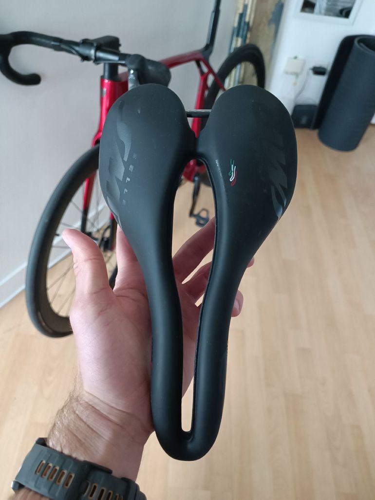 Used Trek Madone SL 6 AXS Gen 8 2025 2025 Road & Gravel — image 12 of 16