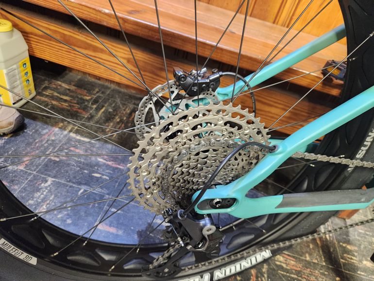 Used Canyon Dude CF 8 2023 2023 Mountainbike, Green, 27.5 — image 3 of 9