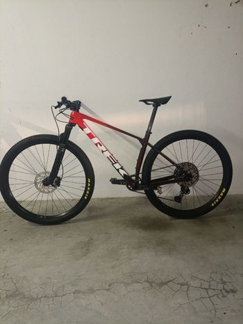 Used Trek Procaliber 9.8 2022 2022 Mountainbike, Red, 29 — image 2 of 15