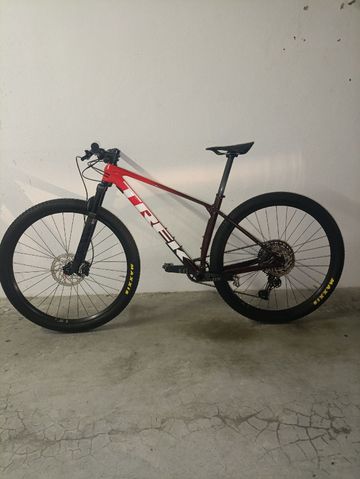 Used Trek Procaliber 9.8 2022 2022 Mountainbike, Red, 29 — image 2 of 15