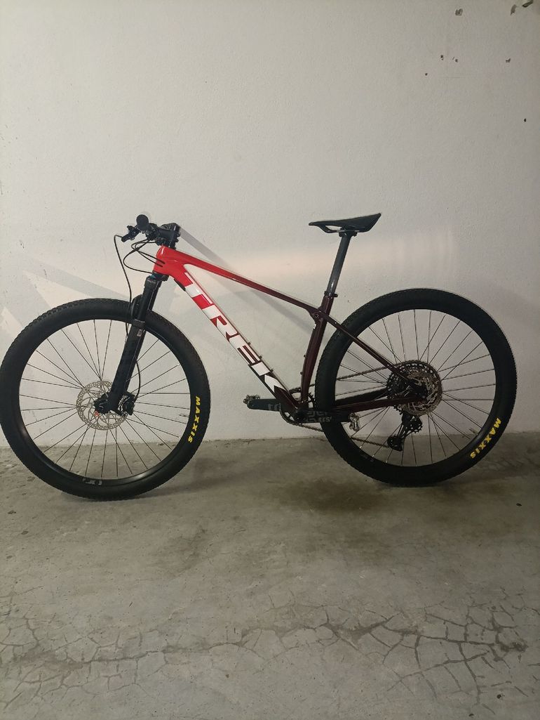 Used Trek Procaliber 9.8 2022 2022 Mountainbike, Red, 29 — image 2 of 15