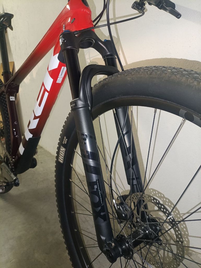 Used Trek Procaliber 9.8 2022 2022 Mountainbike, Red, 29 — image 10 of 15