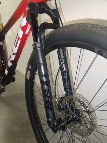 Used Trek Procaliber 9.8 2022 2022 Mountainbike, Red, 29 — image 11 of 15