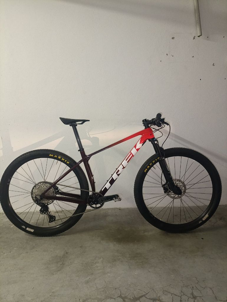 Used Trek Procaliber 9.8 2022 2022 Mountainbike, Red, 29 — image 1 of 15