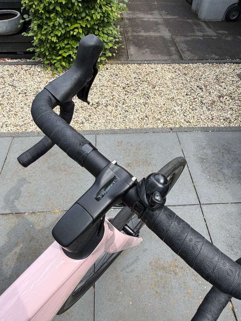 Used Specialized Tarmac SL7 Expert,  Originele Kleur Blush/Abalone 2022 Road & Gravel, White — image 5 of 6