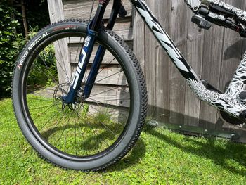 KTM SCARP EVO III PROTO 25 Flight Attendant 2025 Mountainbike de segunda mano, Blanco — imagen 11 de 15