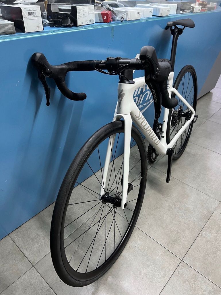 Used Specialized Tarmac SL7 Sport - Shimano 105 2026 2026 Road & Gravel, White — image 2 of 5