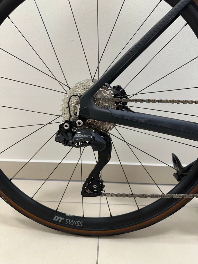 Used Canyon Endurace CF SLX 7 Di2 2024 2024 Road & Gravel, Black — image 3 of 17