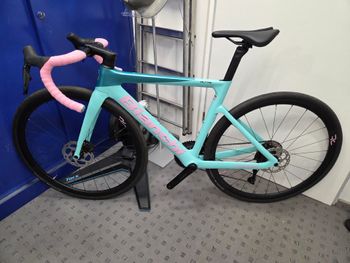 Used Bianchi Oltre Race 105 Di2 2025 2025 Road & Gravel — image 2 of 9