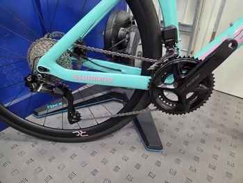 Used Bianchi Oltre Race 105 Di2 2025 2025 Road & Gravel — image 3 of 9