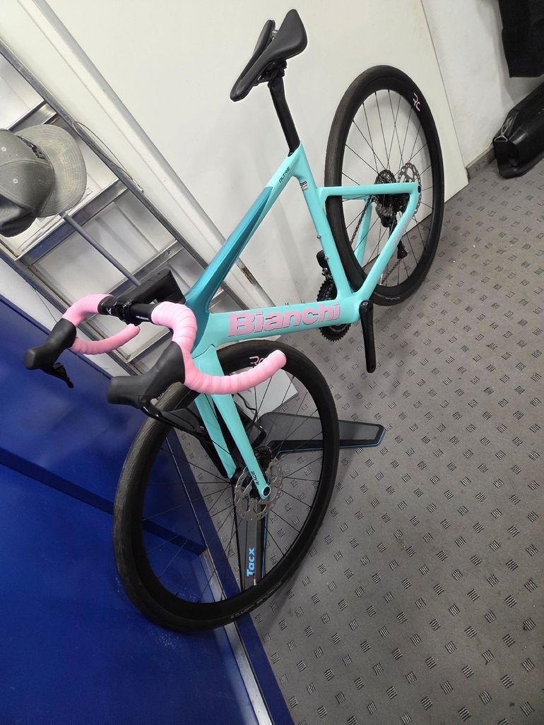Used Bianchi Oltre Race 105 Di2 2025 2025 Road & Gravel — image 8 of 9