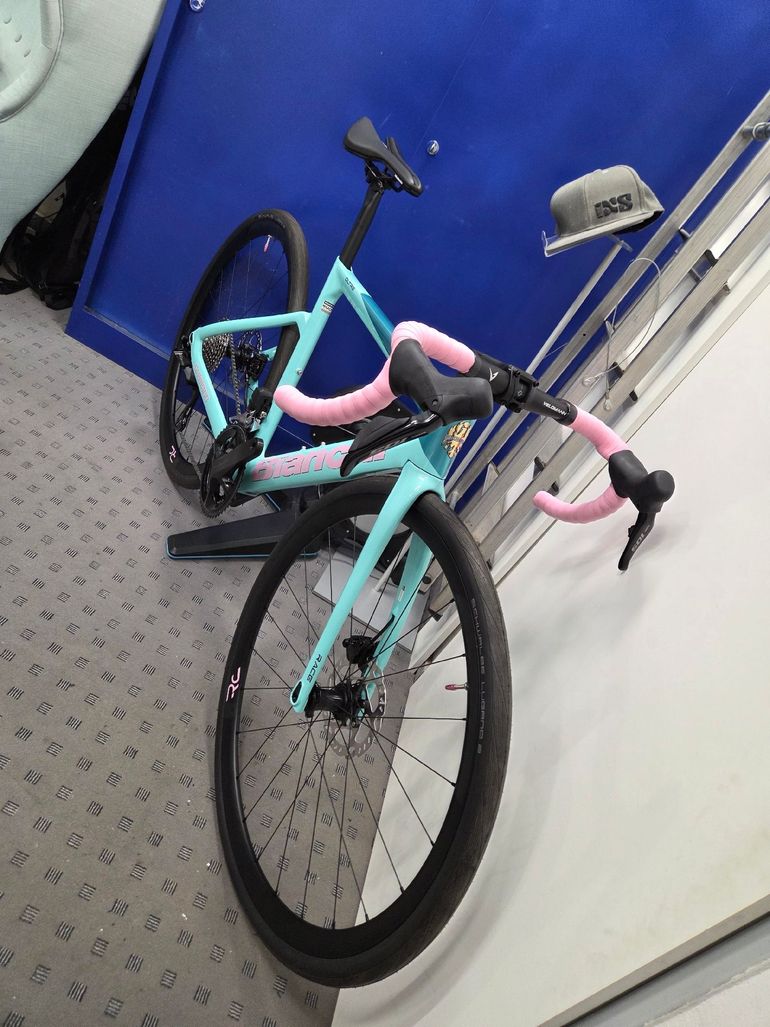 Used Bianchi Oltre Race 105 Di2 2025 2025 Road & Gravel — image 5 of 9