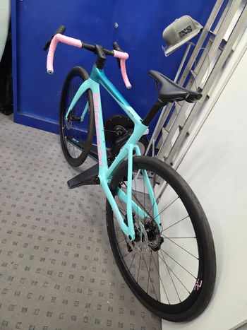 Used Bianchi Oltre Race 105 Di2 2025 2025 Road & Gravel — image 7 of 9