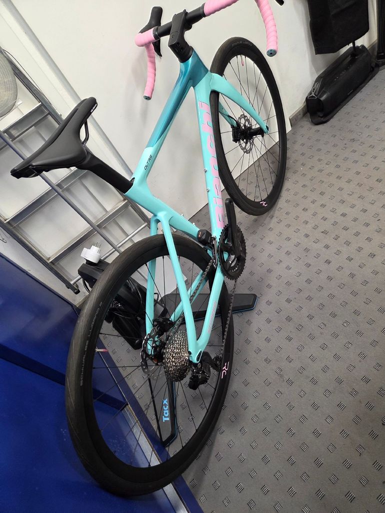 Used Bianchi Oltre Race 105 Di2 2025 2025 Road & Gravel — image 6 of 9