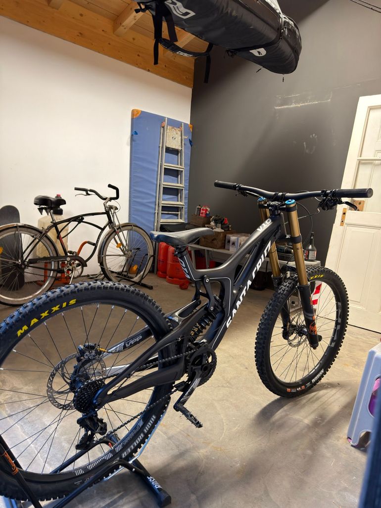 Used Santa Cruz V10 SRAM Red eTap AXS 2018 Mountainbike, Black — image 4 of 7