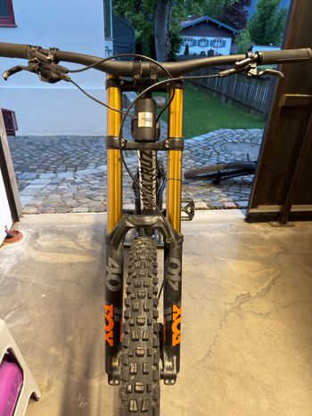 Used Santa Cruz V10 SRAM Red eTap AXS 2018 Mountainbike, Black — image 6 of 7