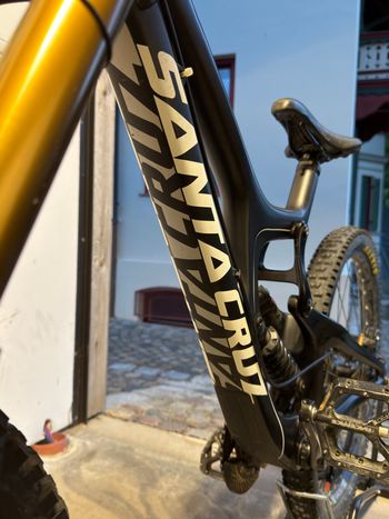 Used Santa Cruz V10 SRAM Red eTap AXS 2018 Mountainbike, Black — image 2 of 7