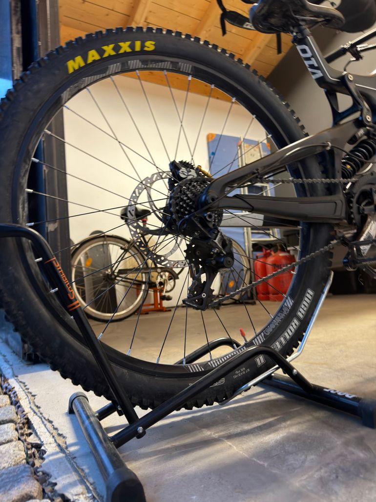 Used Santa Cruz V10 SRAM Red eTap AXS 2018 Mountainbike, Black — image 3 of 7