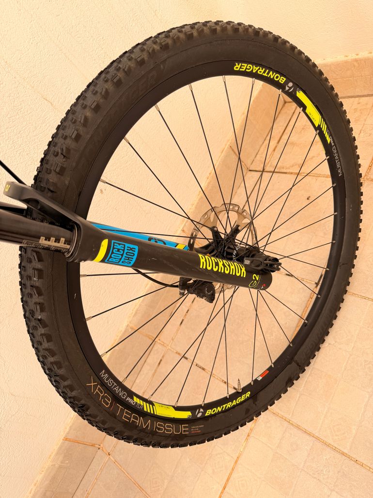 Used Trek Superfly 9.8 2016 2016 Mountainbike, Blue, 27.5, 29 — image 16 of 21