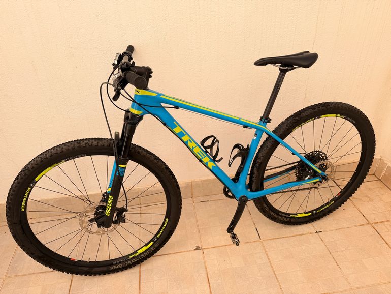 Used Trek Superfly 9.8 2016 2016 Mountainbike, Blue, 27.5, 29 — image 1 of 21