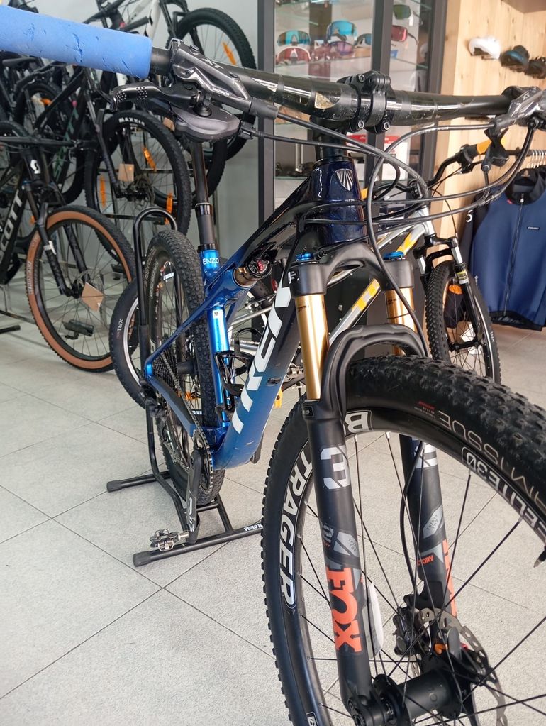 Used Trek Supercaliber 9.8 2023 2023 Mountainbike, White, 29 — image 2 of 3