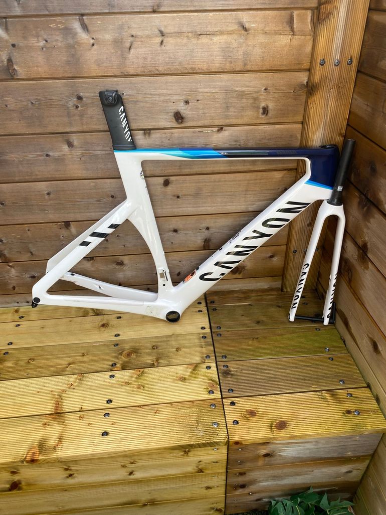 Used Canyon Aeroad CFR Disc Di2 2023 Frameset 2023 Road & Gravel — image 1 of 4