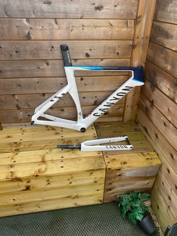 Used Canyon Aeroad CFR Disc Di2 2023 Frameset 2023 Road & Gravel — image 2 of 4