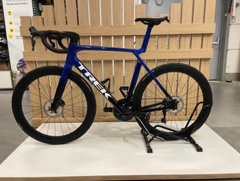 Used Trek Madone SLR 7 Gen 8 2026 2026 Road & Gravel, Blu — image 2 of 8