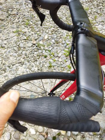Used Specialized Tarmac SL6 Disc Comp 2023 2023 Road & Gravel, Red — image 6 of 8