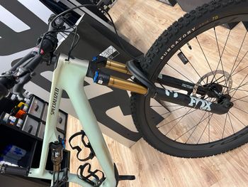 Used Specialized Epic 8 EVO Pro - SRAM X0 AXS, FOX Factory 2024 2024 Mountainbike, Green, 29 — image 4 of 5