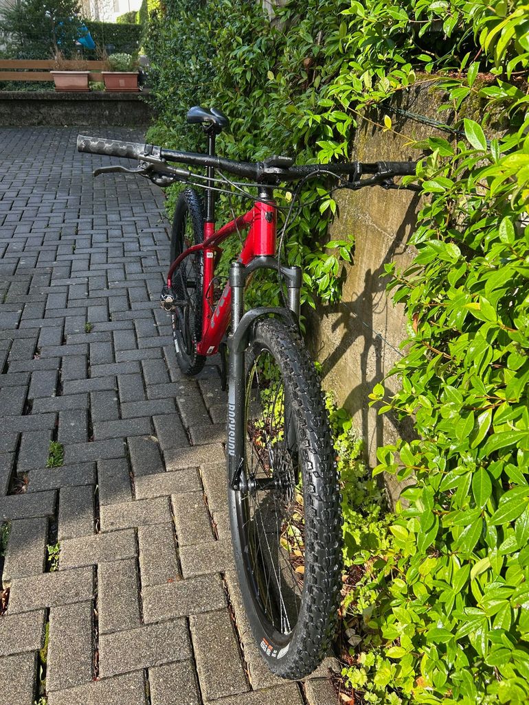 Used Trek Marlin 8 Gen 3 2023 2023 Mountainbike, Red, 26, 27.5, 29 — image 3 of 6