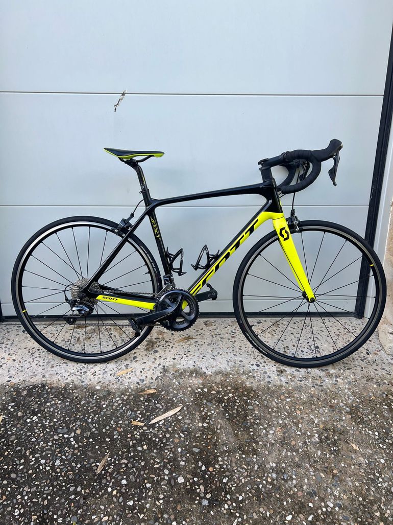 Used Scott Addict 10 2020 2020 Road & Gravel — image 1 of 7