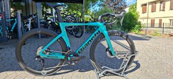Used Bianchi Oltre Comp Ultegra Di2 2025 2025 Road & Gravel — image 2 of 7