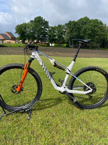 Canyon Lux CF SLX 9 TEAM 2022 2022 MTB usato