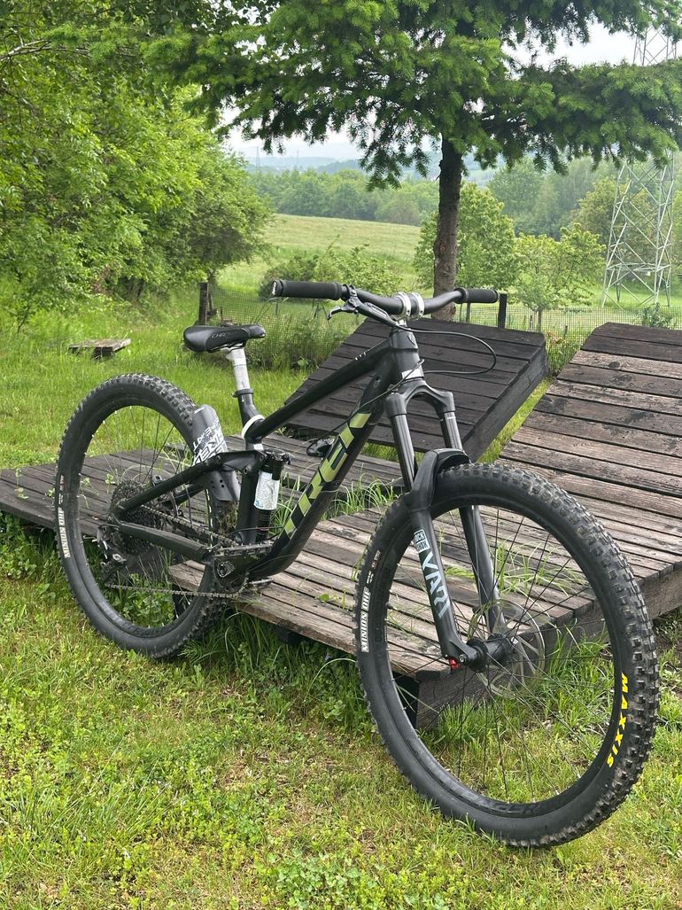 Used Trek Slash 8 2020 2020 Mountainbike, Black, 29 — image 1 of 6