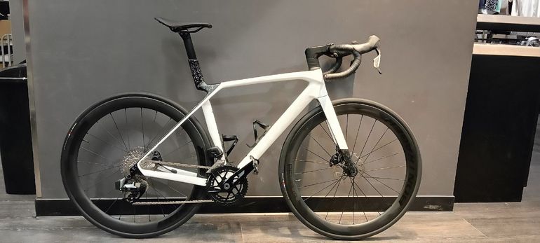 Used Trek Madone SL 6 AXS 2027 2027 Road & Gravel, White — image 1 of 12