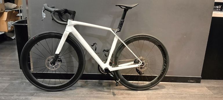 Used Trek Madone SL 6 AXS 2027 2027 Road & Gravel, White — image 2 of 12