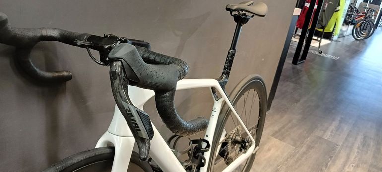 Used Trek Madone SL 6 AXS 2027 2027 Road & Gravel, White — image 9 of 12