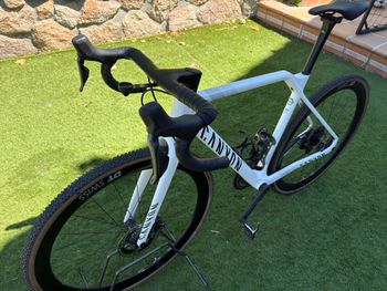 Used Canyon Inflite CF SLX 8 Di2 2024 2024 Road & Gravel, White — image 7 of 8
