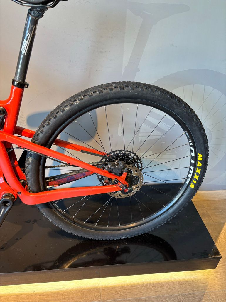Used Santa Cruz BLUR R / TR / Carbon C / 29 2023 2023 Mountainbike — image 8 of 21