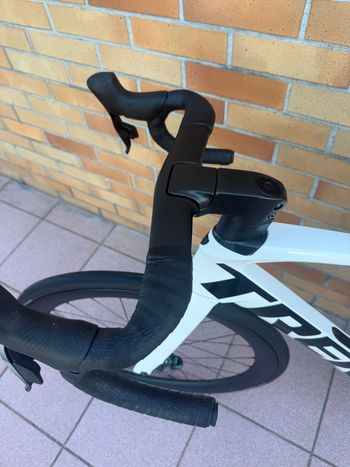 Used Trek Madone SL 7 AXS 2022 2022 Road & Gravel, White — image 13 of 16