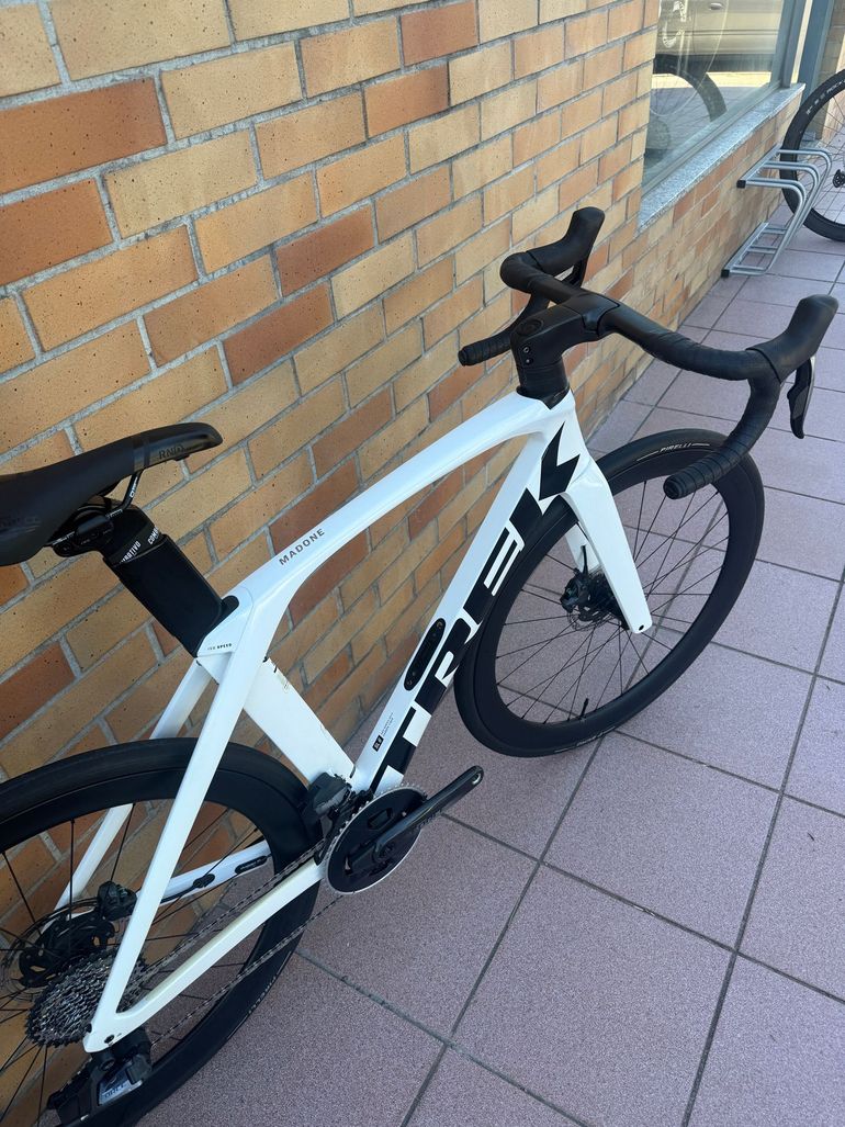 Used Trek Madone SL 7 AXS 2022 2022 Road & Gravel, White — image 11 of 16