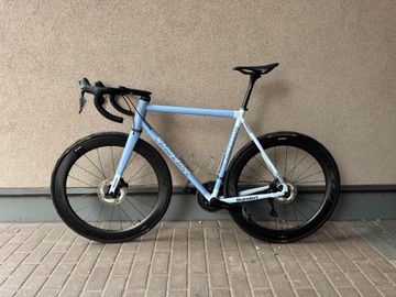 Brugt Standert Kreissäge DISC Sky Dive Blue Shimano 105 7150 12speed Di2 Groupset 2024 2024 Road & Gravel