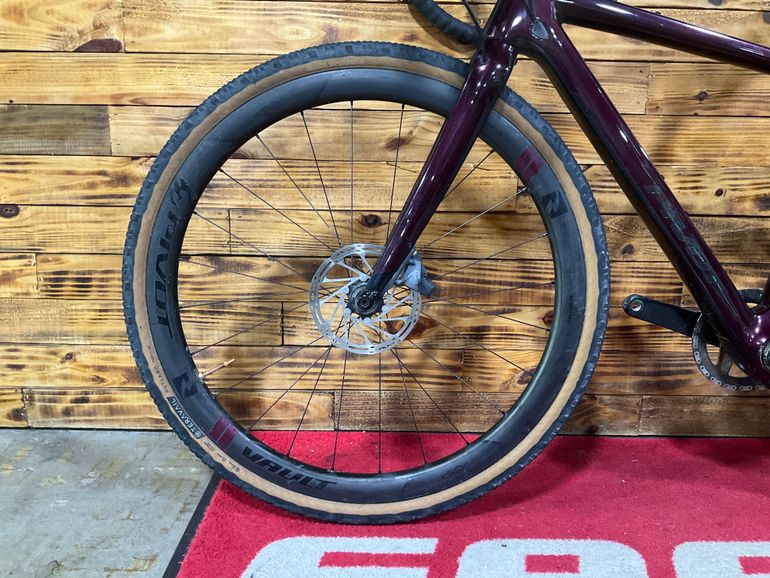 Used Pivot VAULT Team Force w/ Carbon Wheels 2022 2022 Road & Gravel, Red — image 4 of 7