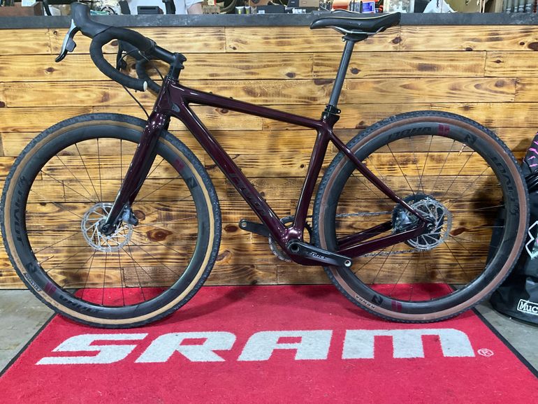 Used Pivot VAULT Team Force w/ Carbon Wheels 2022 2022 Road & Gravel, Red — image 3 of 7